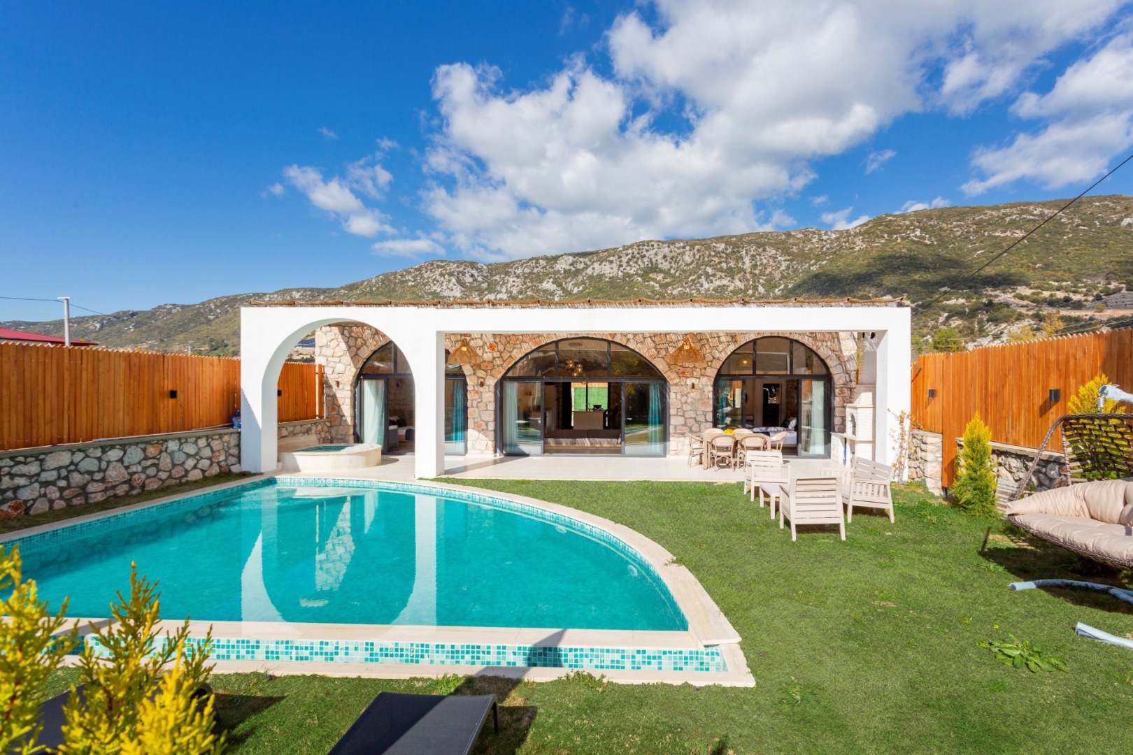 Villa Arva | Korunaklı Havuz Alanı | Jakuzi - Vilbox