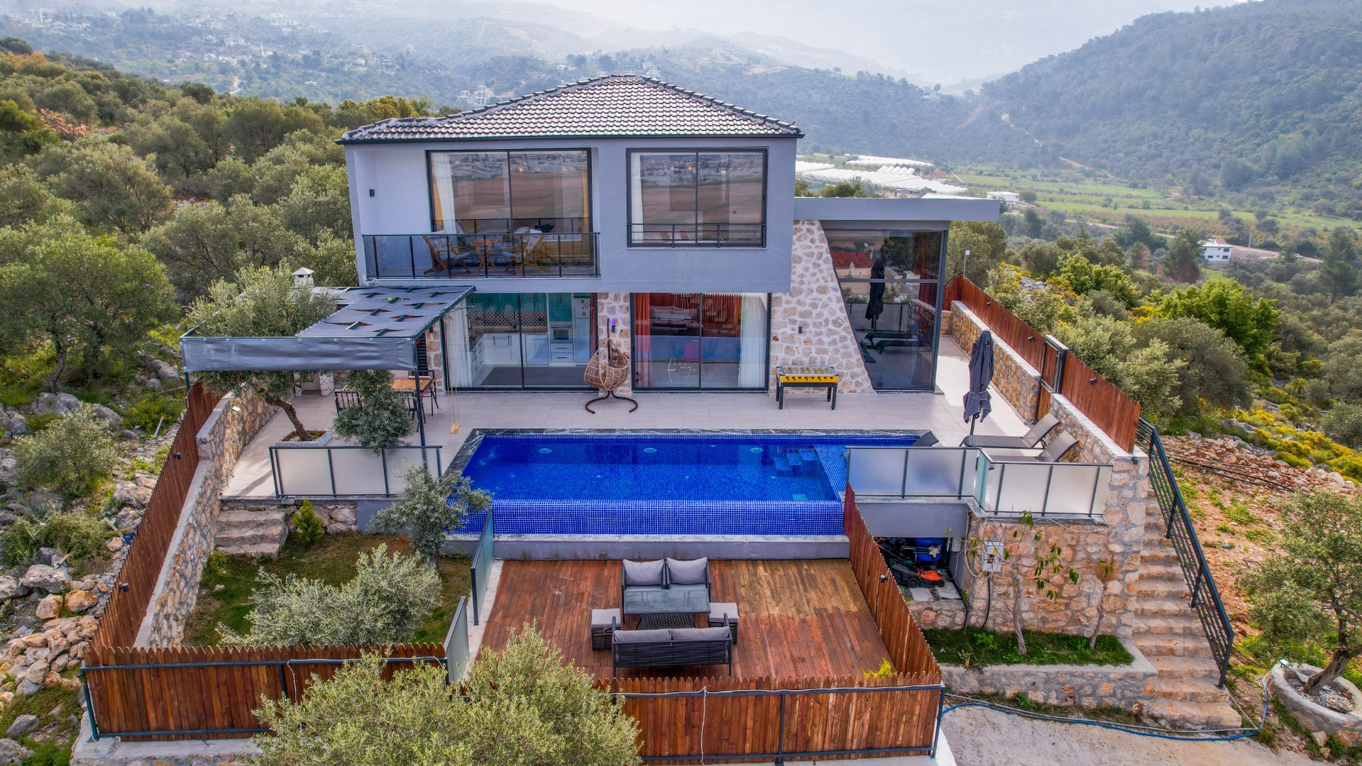 Korunaklı Havuz Alanı | Çift Jakuzi - Villa Defne
