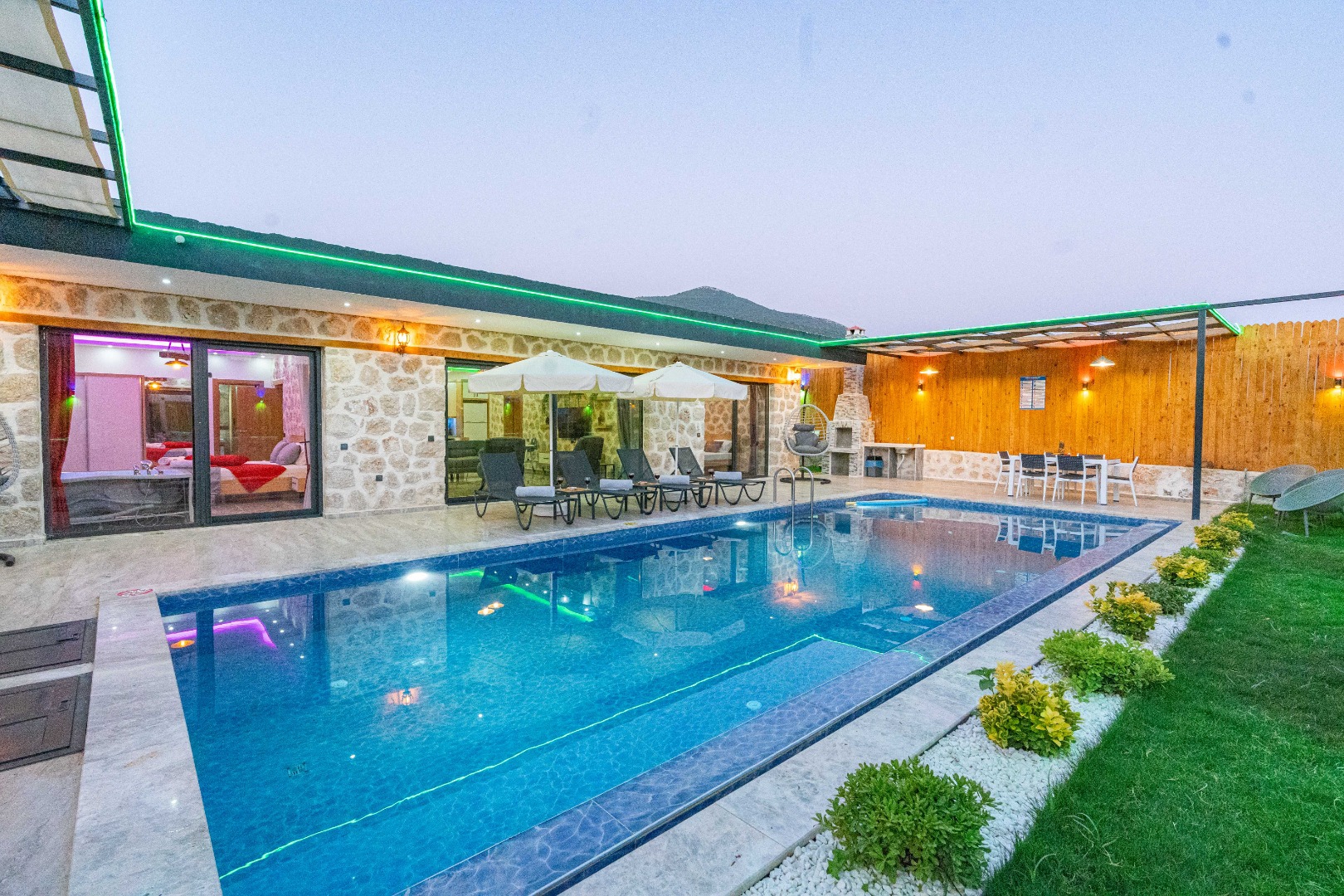 Villa Solis | Korunaklı Havuz Alanı | Jakuzi - Vilbox