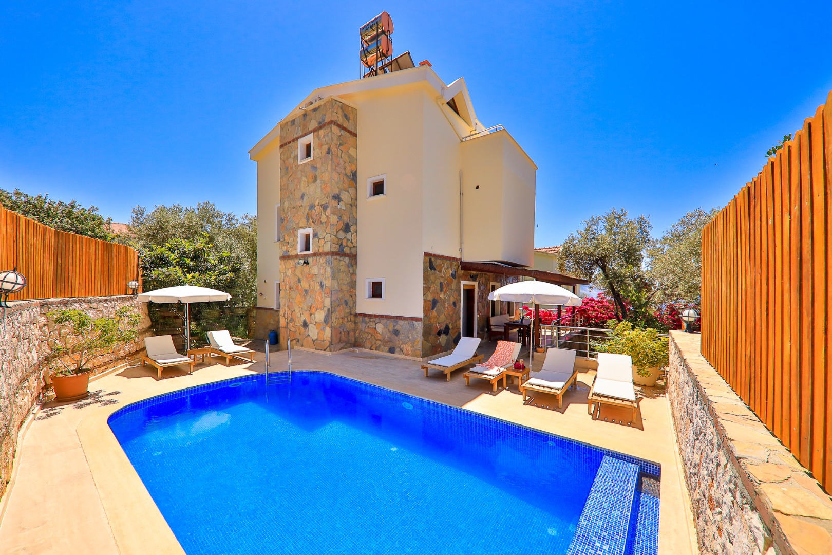 Villa Zafir | Korunaklı Havuz Alanı | Jakuzi - Vilbox